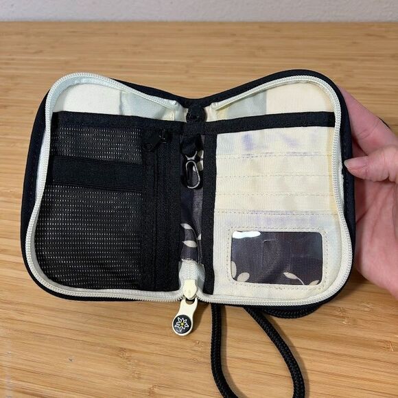 Sherpani Zoe Crossbody Bag Black Nylon Travel Wallet RFID Credit Cards Zipper - Picture 4 of 4